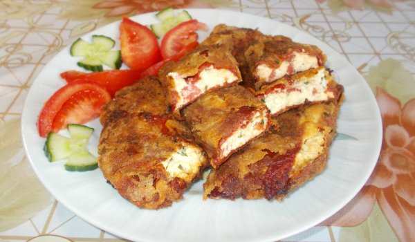 Панирани чушки с извара, сирене и кашкавал