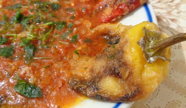 Панирани чушки с лучено-доматен сос