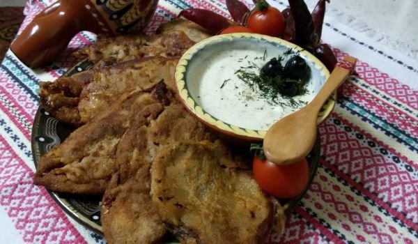 Панирани чушки с пикантен сос