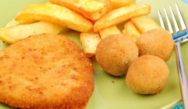 Панирани картофи с яйца и мляко