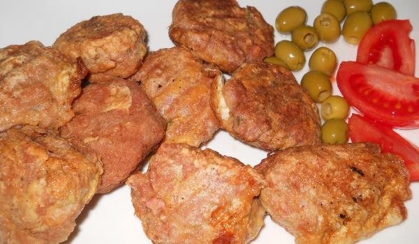 Панирани кюфтенца с маслини