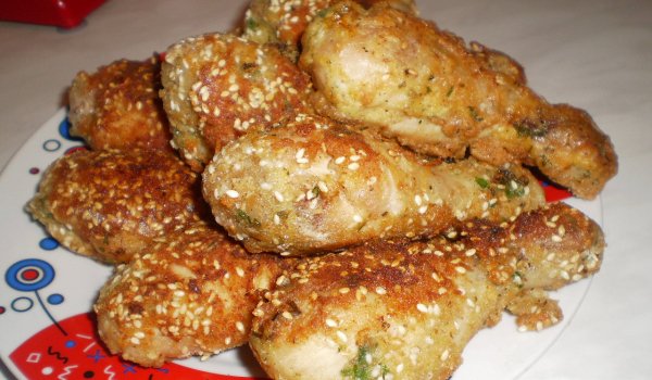 Панирани пилешки бутчета със сусам