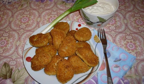 Панирани пилешки хапки със сос