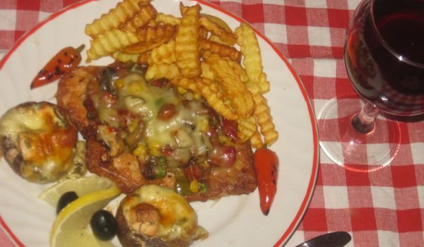 Панирани пилешки пържоли с бекон и зеленчуци