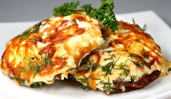 Панирани пилешки пържоли с шунка и гъби