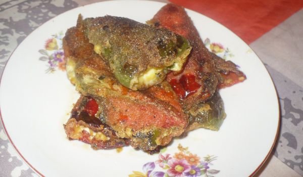 Панирани пълнени чушки с яйца и сирене