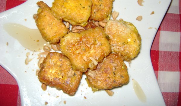 Панирани сиренца с мед и орехи