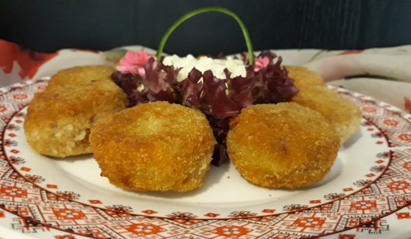 Панирани телешки кюфтенца в хрупкава пармезанова коричка