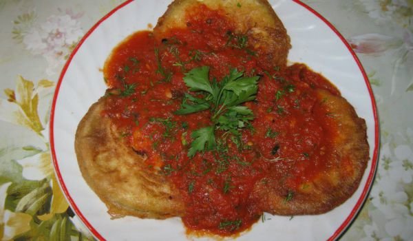 Панирани тиквички с доматен сос