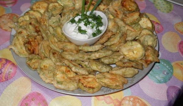 Панирани тиквички с копър и чесново мляко