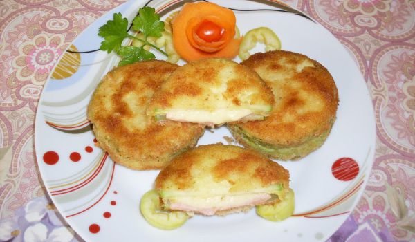 Панирани тиквички с шунка и кашкавал