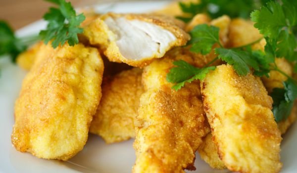 Панирано пиле с полента