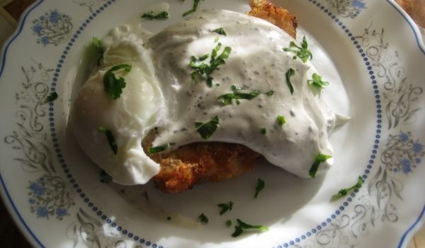 Панирано пилешко филе със сметанов сос и черен трюфел