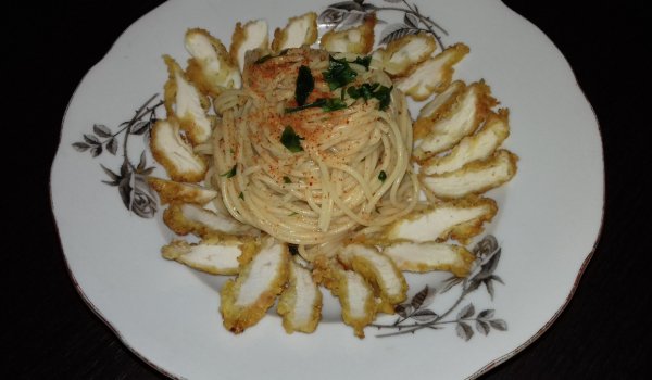 Панирано пилешко филе със спагети и чеснов сос