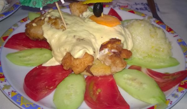 Панирано пилешко с ориз и сметана