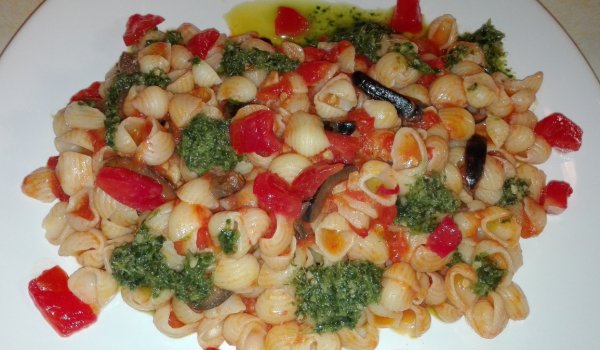 Паста Конкилие с маслини и домати конкасе