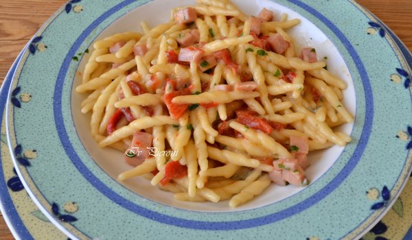 Паста Трофие с печени чушки, шунка и горгонзола