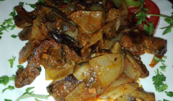 Патешки сърца с лук, гъби и вино