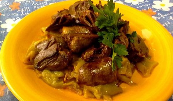 Патешки сърца върху канапе от зелени пиперки