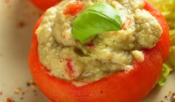 Патладжанена салата в доматени купички