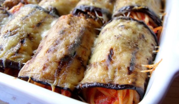 Патладжанени рула със спагети и сос Маринара