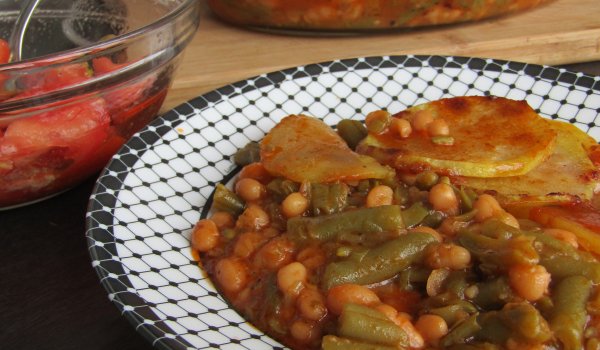 Печен боб с картофи