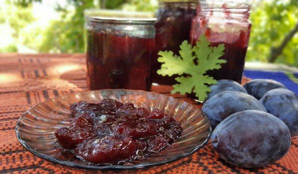 Печен конфитюр от сини сливи и индрише