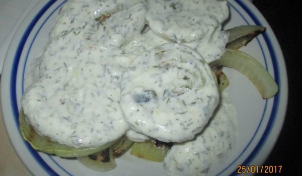 Печен лук с чеснов сос