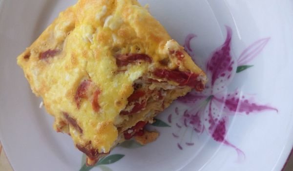 Печен пипер с яйца и сирене на фурна