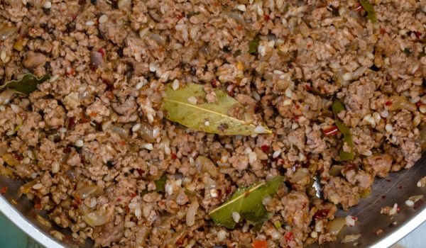 Печен праз със свинска кайма