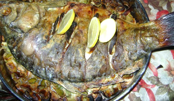 Печен шаран с белтък и лимон