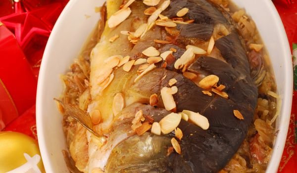 Печен шаран с кисело зеле