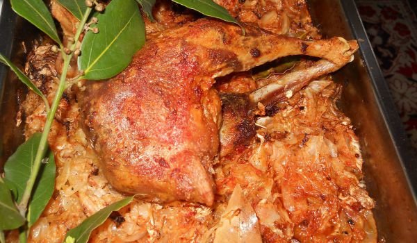 Печена кокошка с кисело зеле