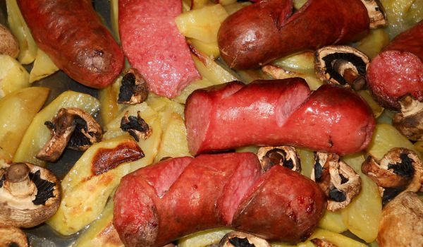 Печена македонска наденица с картофи и гъби