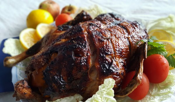 Печена патица с ябълки и мед