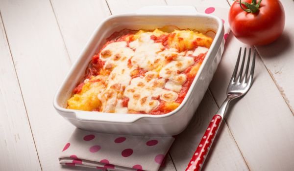 Печена полента с доматен сос