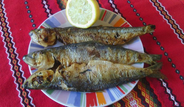 Печена риба на скара под фолио