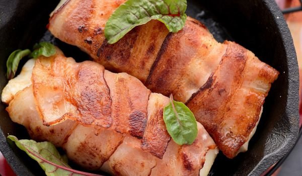 Печена риба в бекон върху канапе