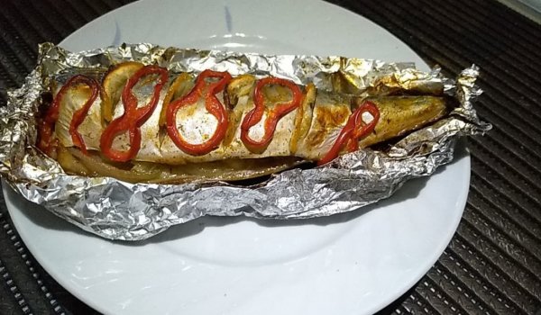 Печена скумрия с лук, лимон и пиперка