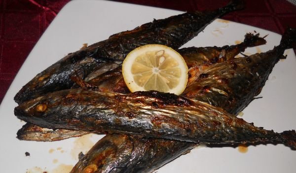 Печена скумрия с майонеза и чесън