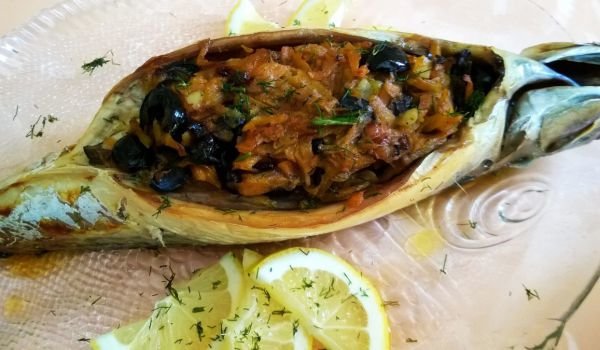 Печена скумрия с моркови и маслини