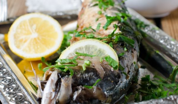 Печена скумрия с вино