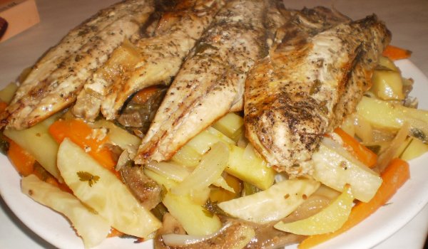 Печена скумрия със зеленчуци в плик