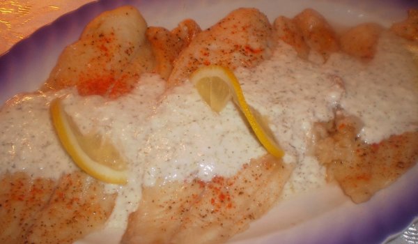 Печена сьомга със сос от кисело мляко и копър