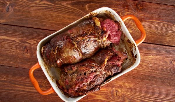 Печена свинска плешка с ориз и гъби