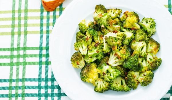 Печени броколи и гъби с масло