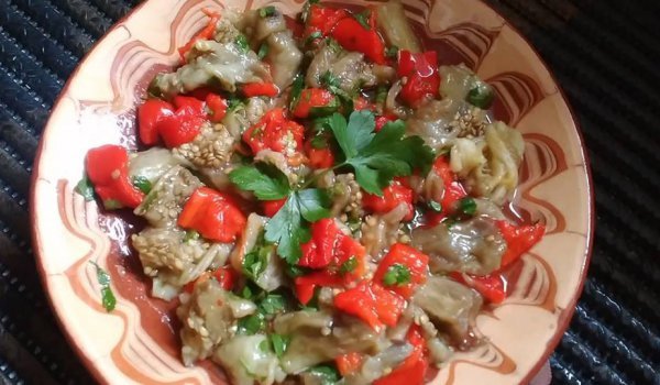 Печени червени чушки и патладжани с марината