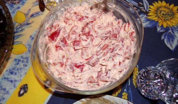 Печени червени чушки с катък и орехи