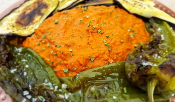 Печени чушки и патладжани с доматен сос