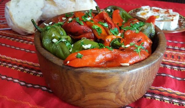 Печени чушки с чесън